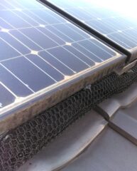 太陽光発電ソーラーパネルと瓦の隙間を金網ネットで塞いで鳩や害鳥の侵入を防ぐ施工