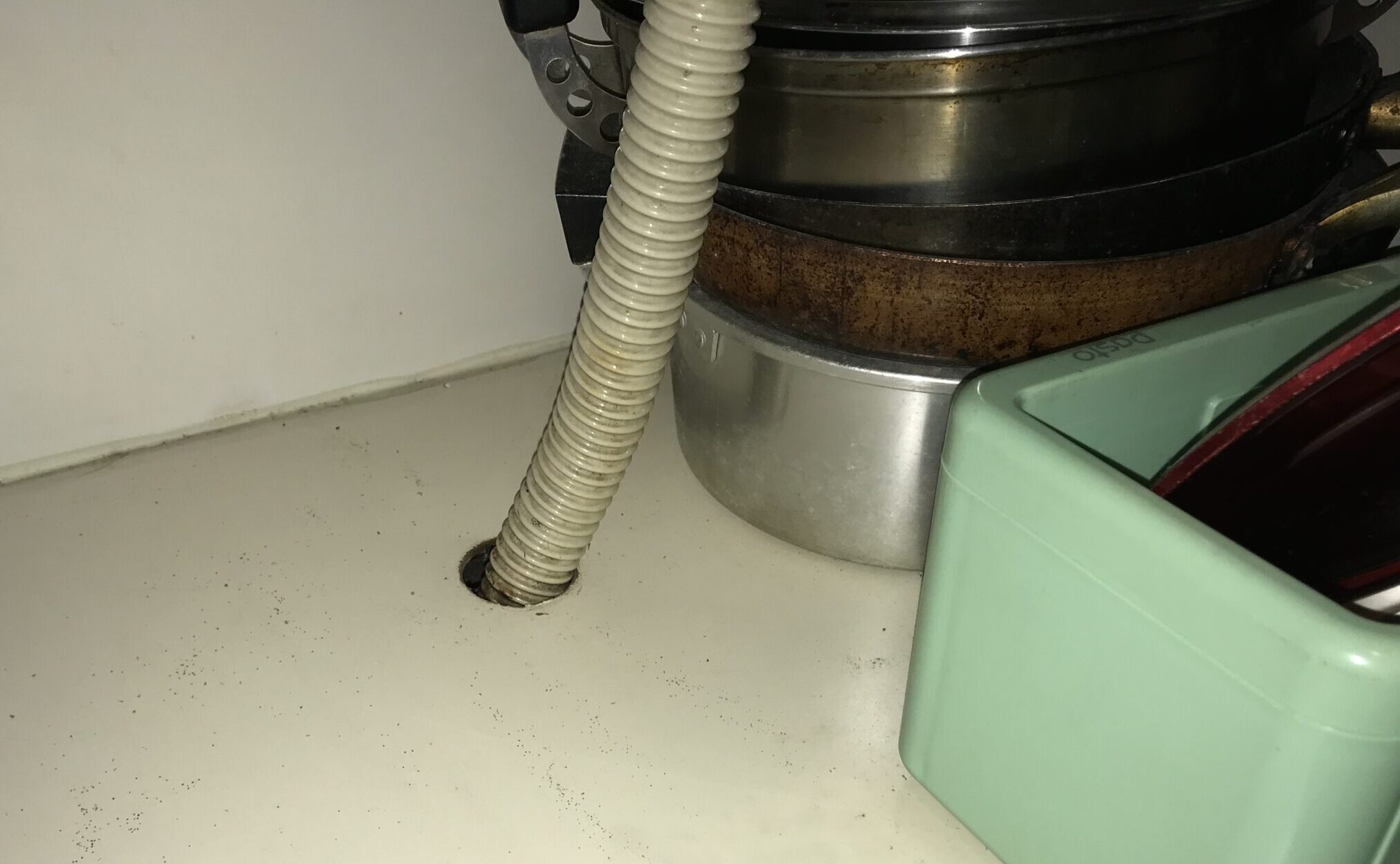 台所のシンク下。排水ホースの隙間からゴキブリが発生