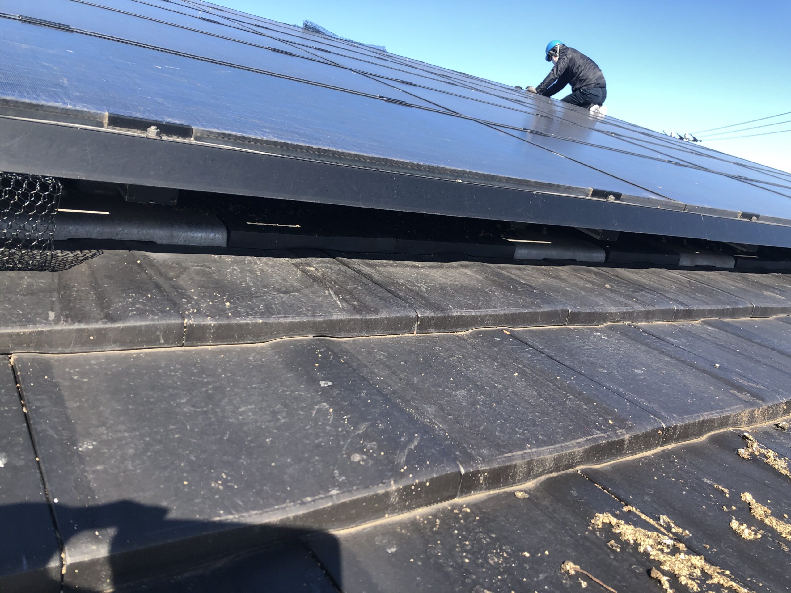 ソーラーパネルと屋根の隙間を塞ぐ施工実写
