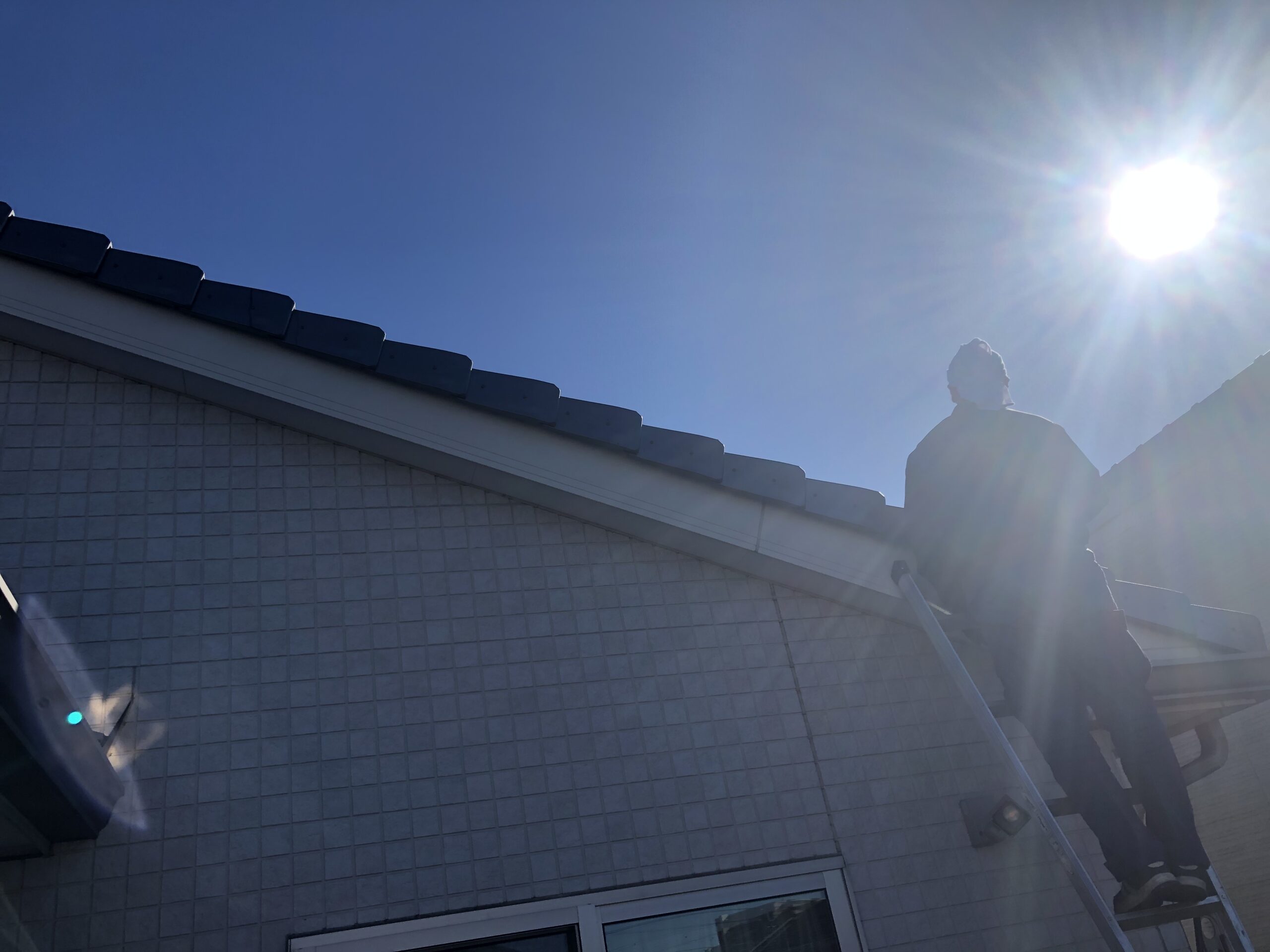 戸建て住宅・太陽光ソーラーパネルにハト侵入防止施工
