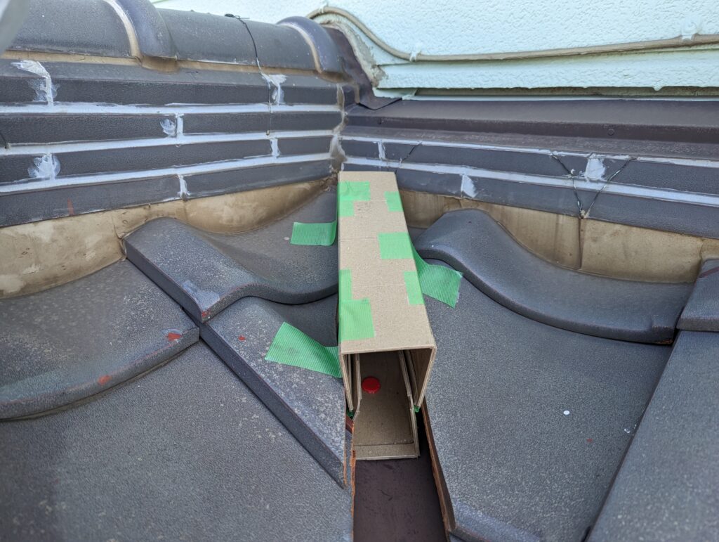 屋根の隙間にネズミのフンが落ちていたので粘着シートを設置。ネズミ駆除